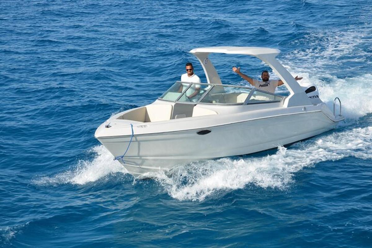 dos hombres en un bote blanco en el agua