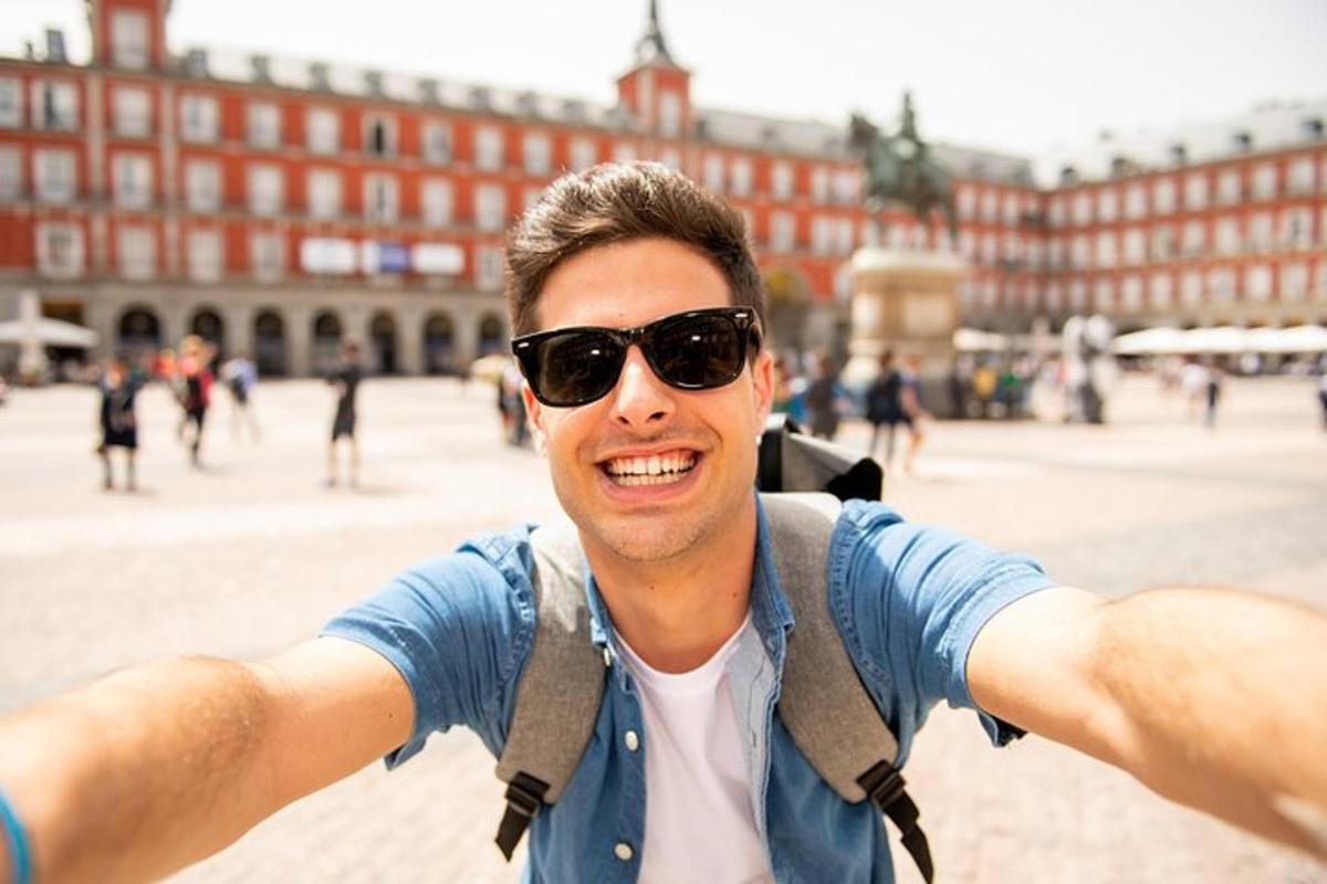 um homem usando óculos escuros e uma mochila com os braços abertos