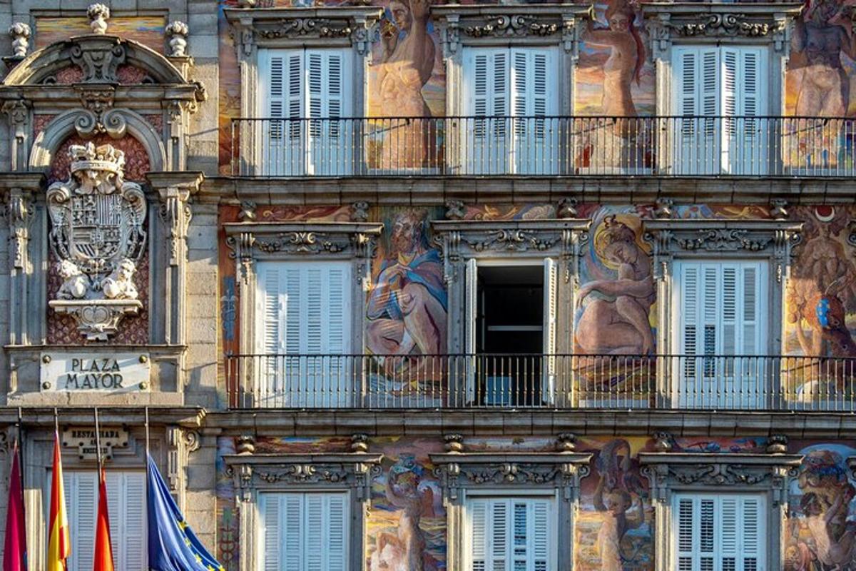 um edifício com estátuas ao lado