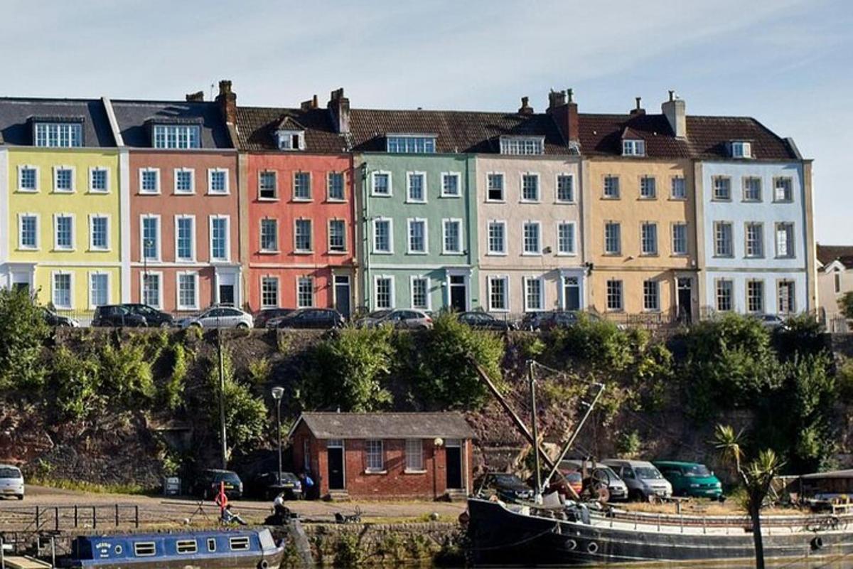 un gruppo di edifici colorati e una barca in acqua