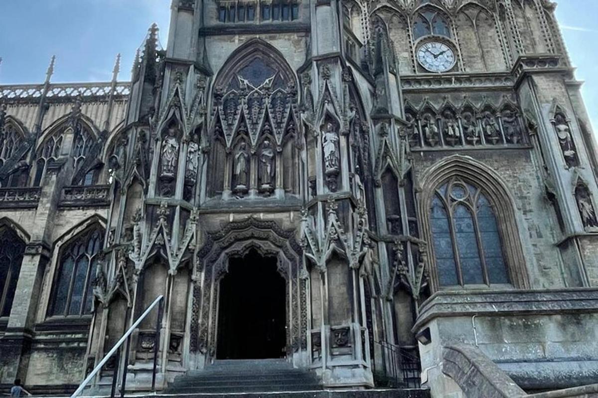 un vecchio edificio con un orologio su un lato