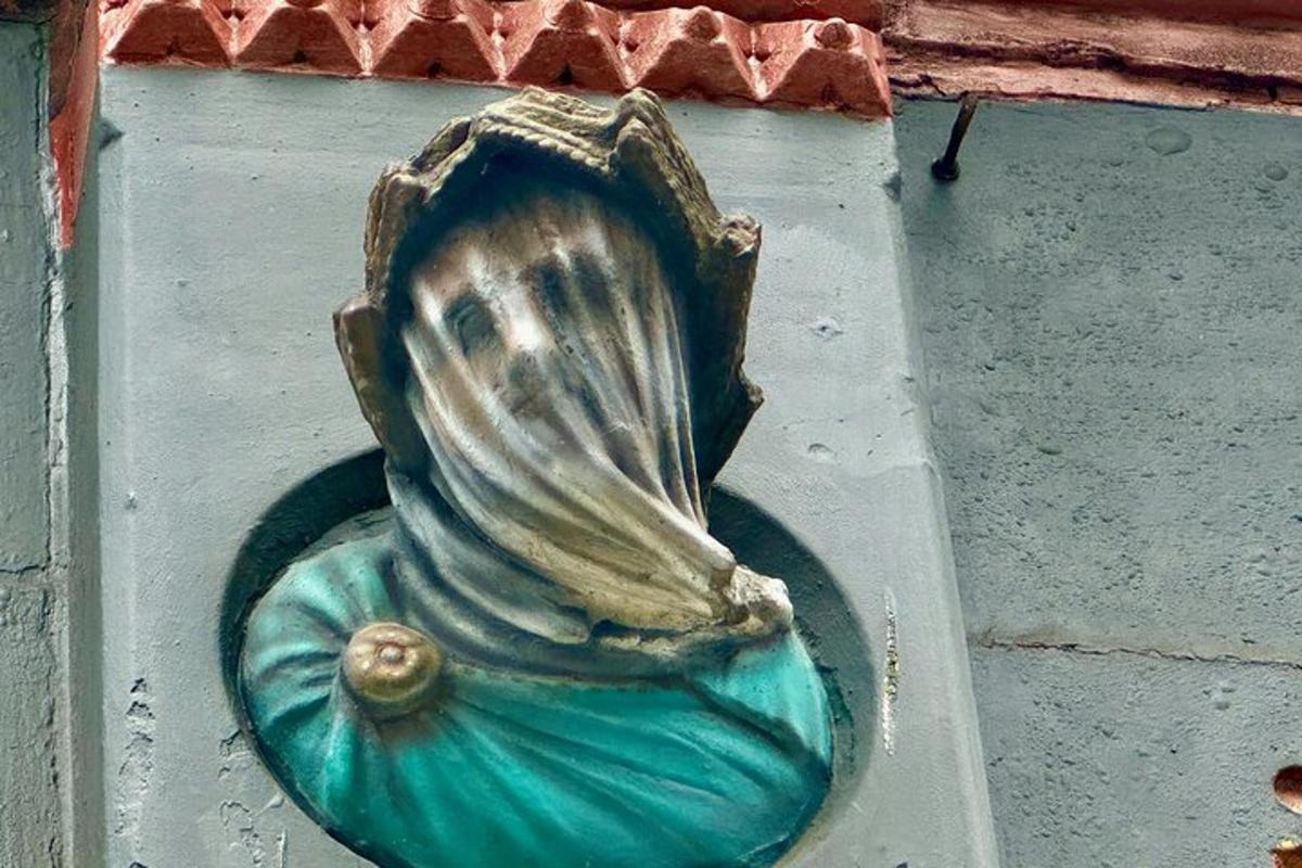 isang estatwa ng sirena sa dingding