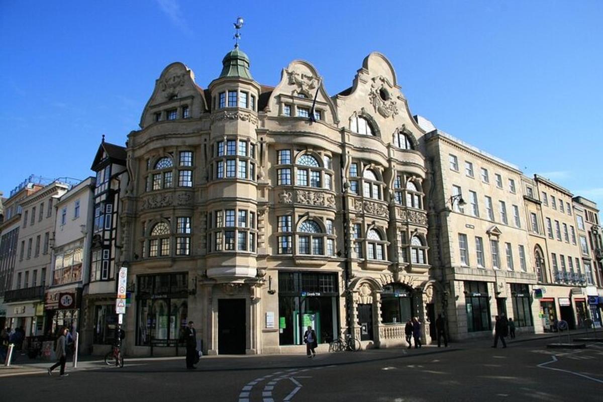 un gran edificio en la esquina de una calle