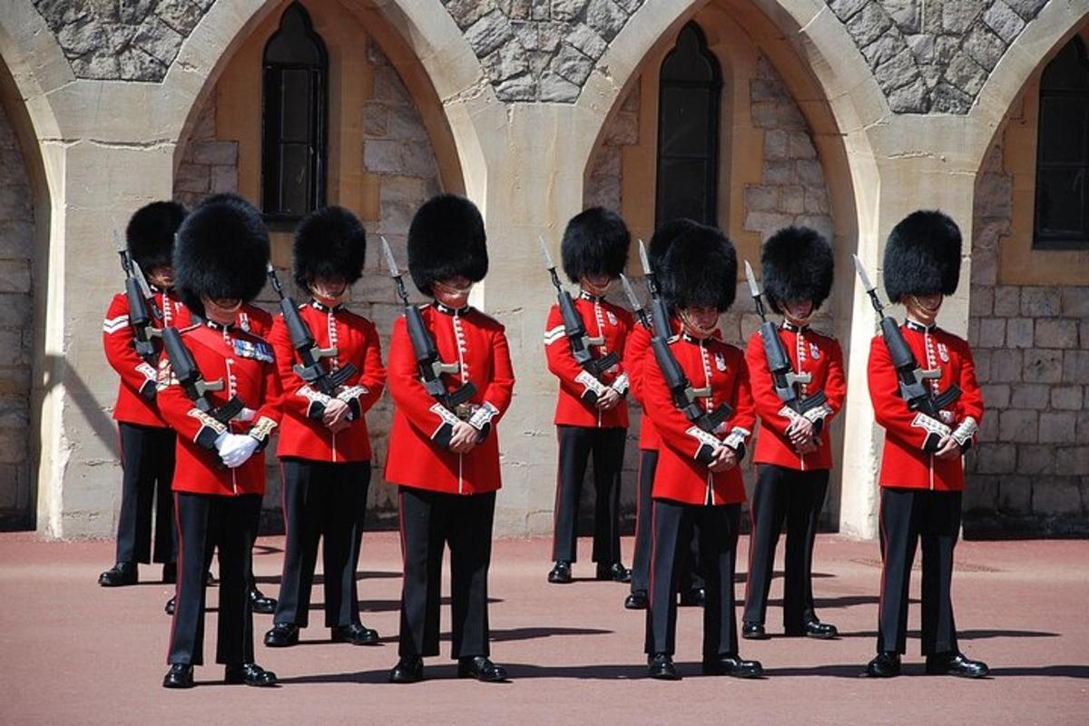 Un grupo de soldados con uniformes rojos de pie frente a un edificio.