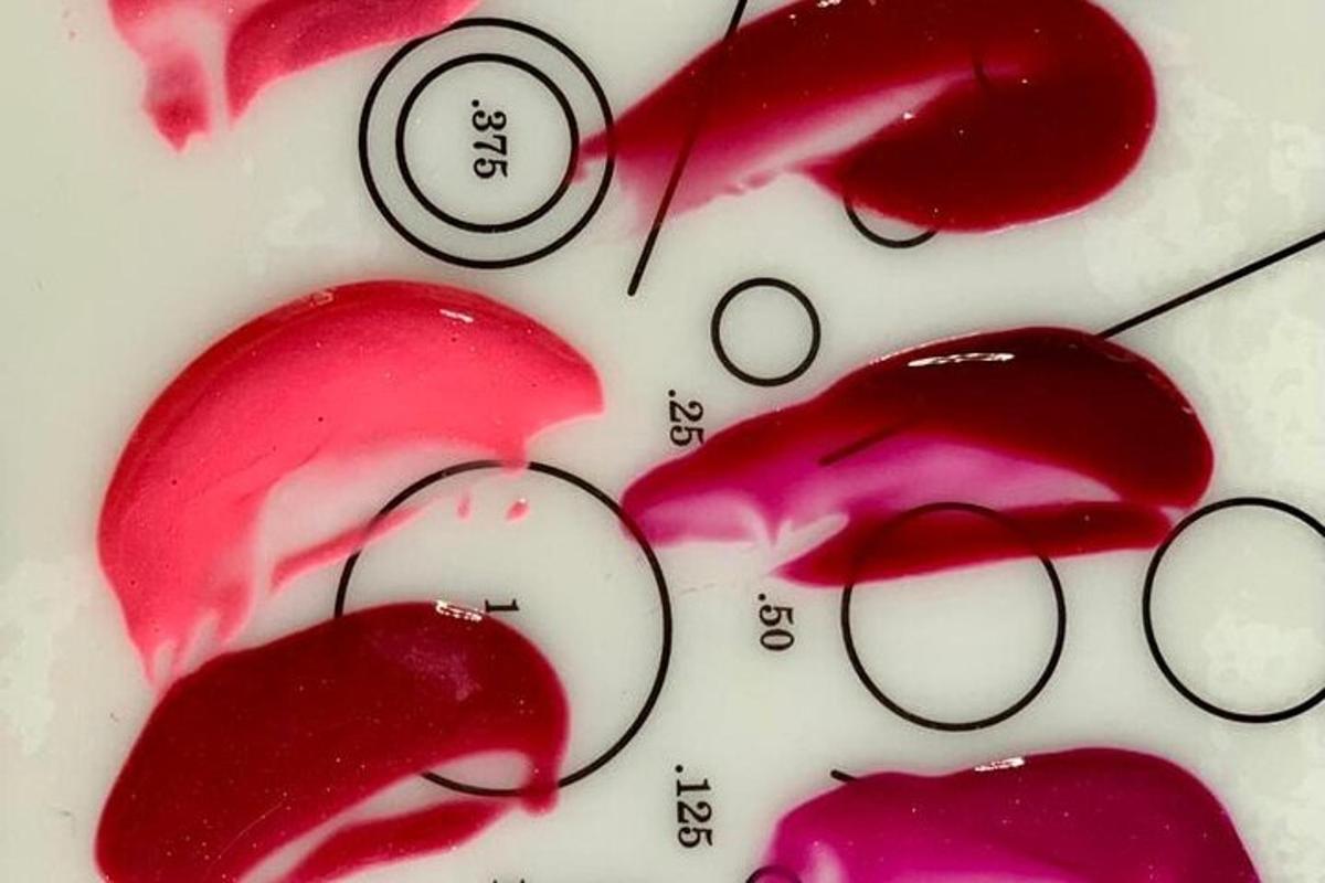 Un montón de lápiz labial rojo sobre una mesa