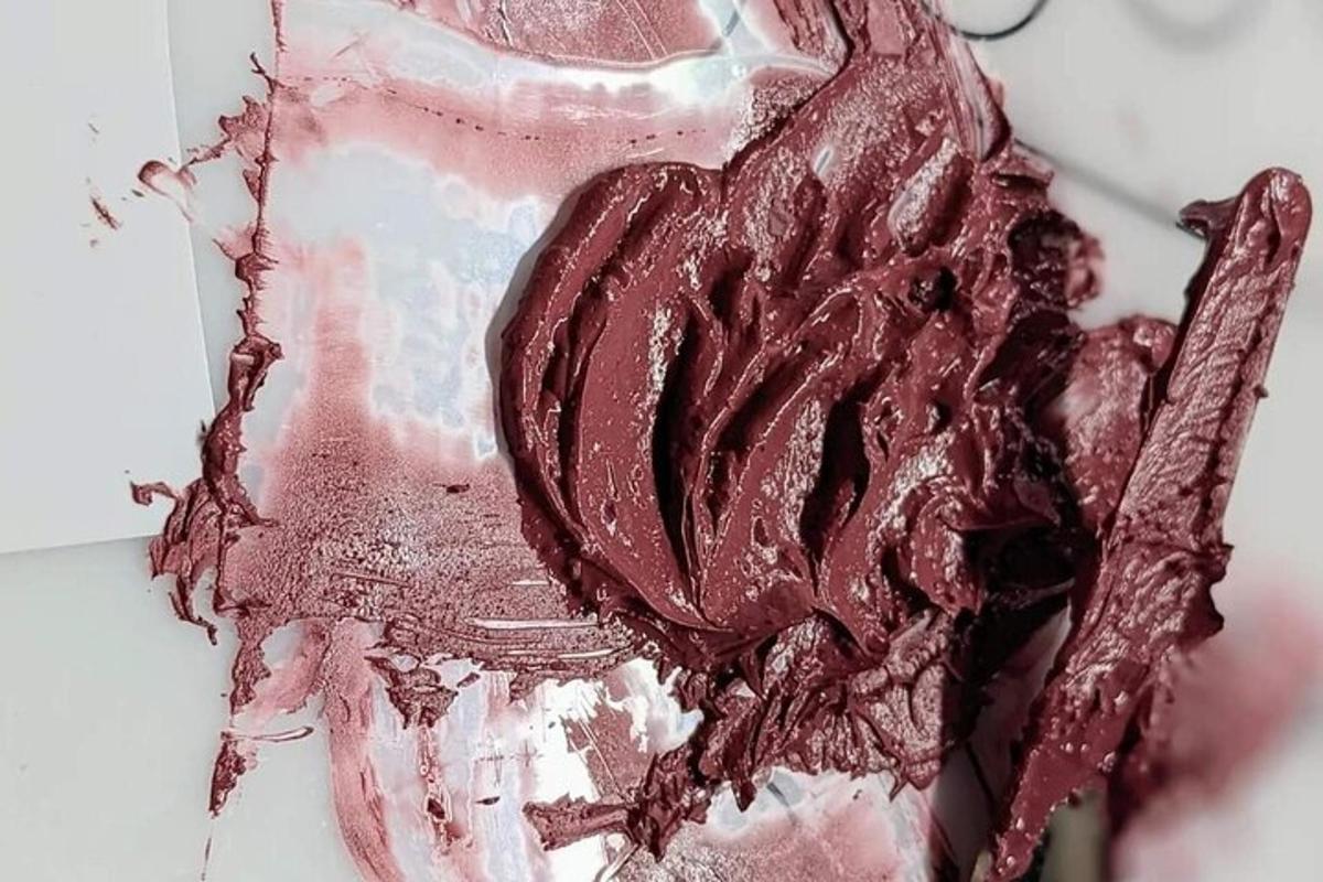 Un dibujo de un corazón de chocolate en una pared.