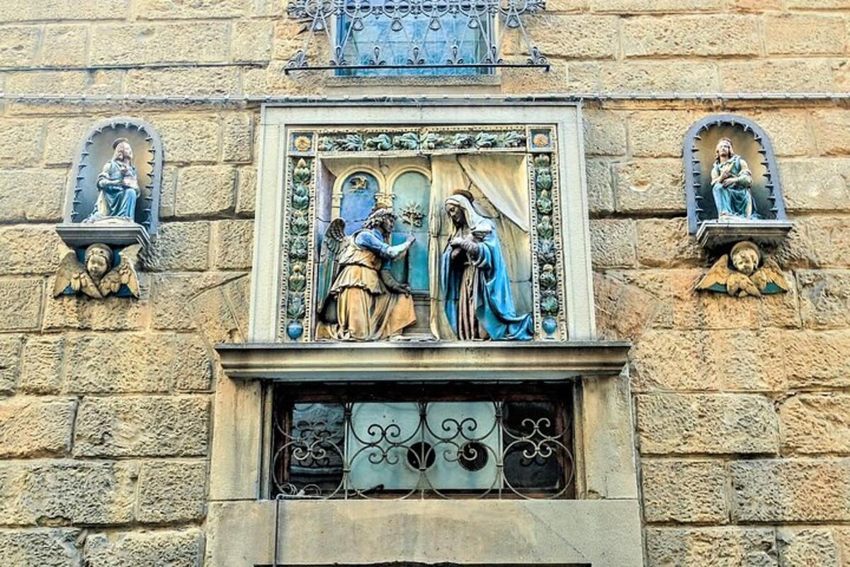 um edifício com uma janela com estátuas