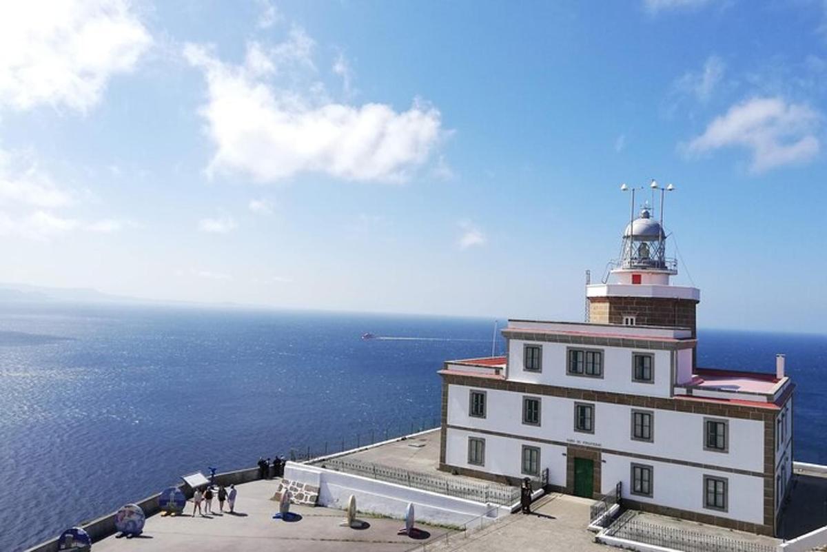 latarnia morska stojąca na skraju oceanu