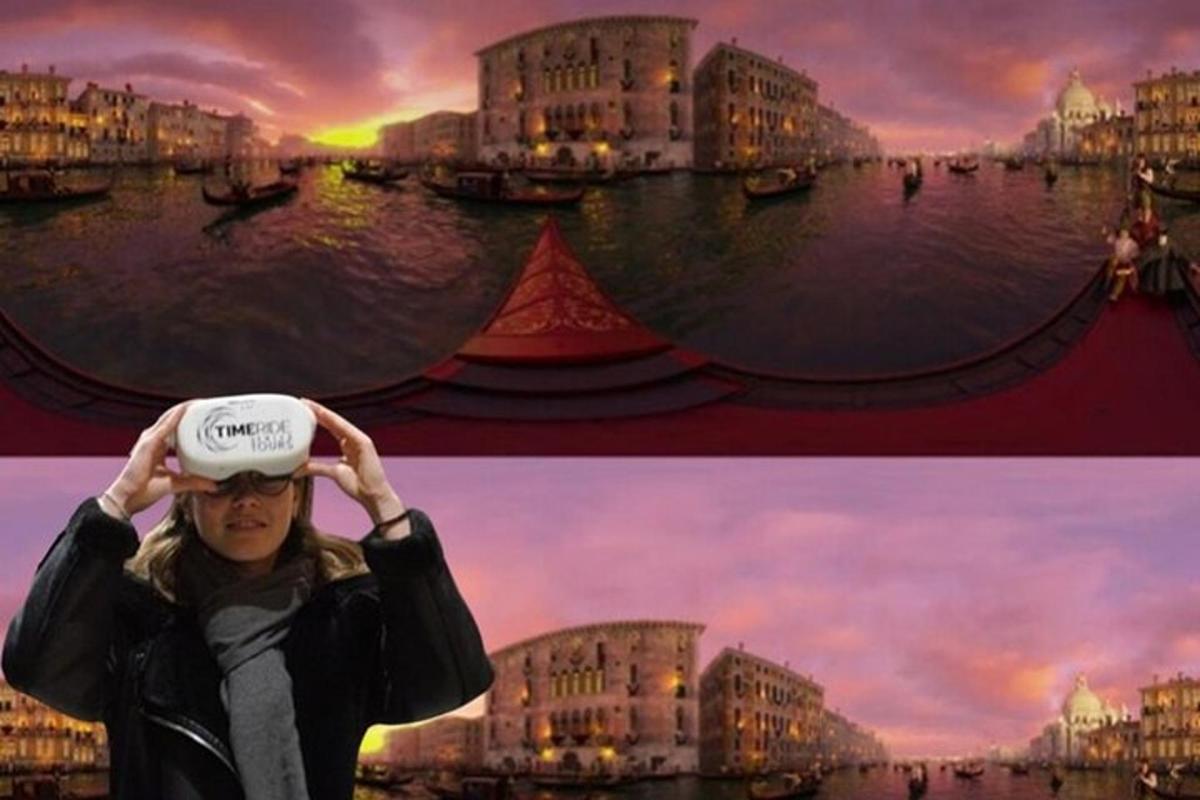 kobieta stojąca przed obrazem miasta