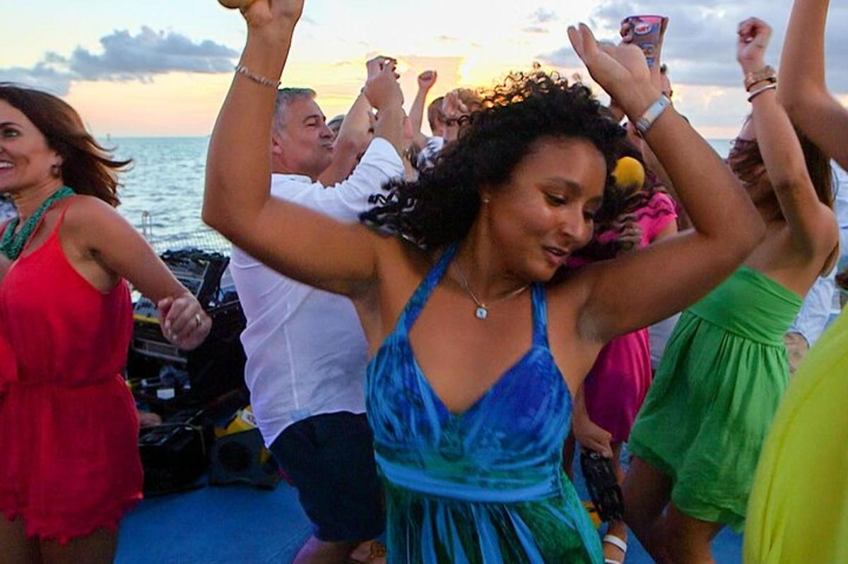 um grupo de pessoas dançando em um barco