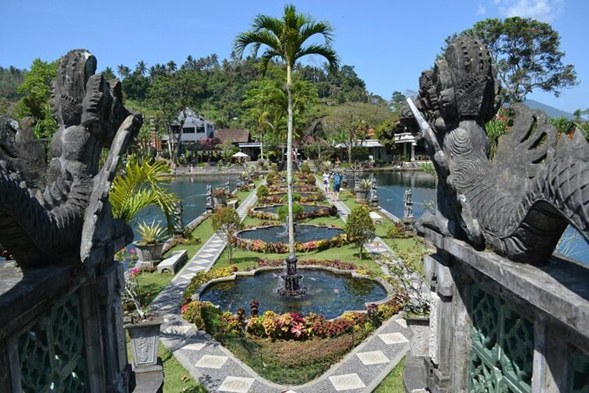isang fountain sa gitna ng parke