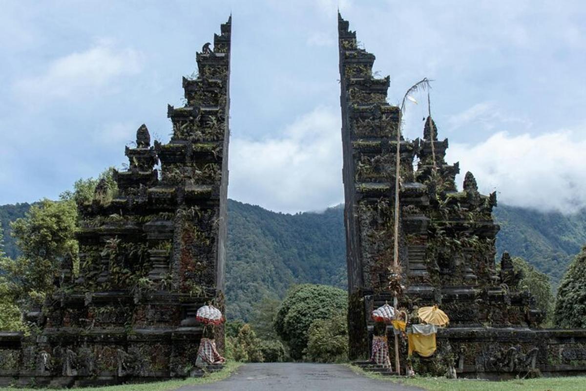 um portão no meio de uma estrada