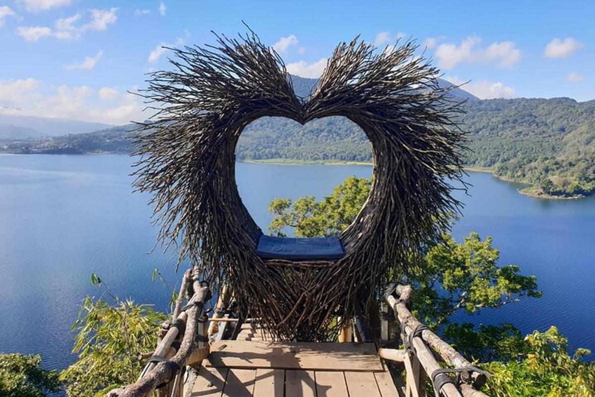 um coração feito de grama em cima de um lago