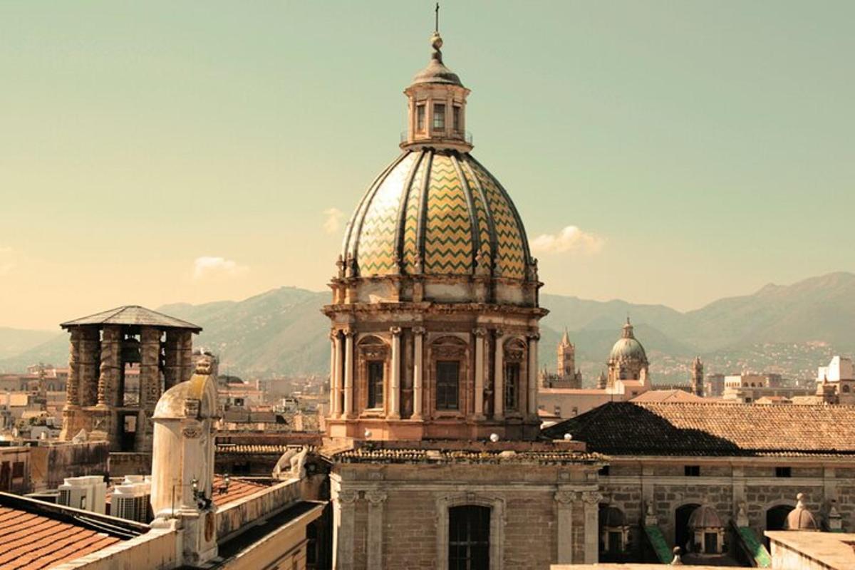 un edificio con una cupola in cima