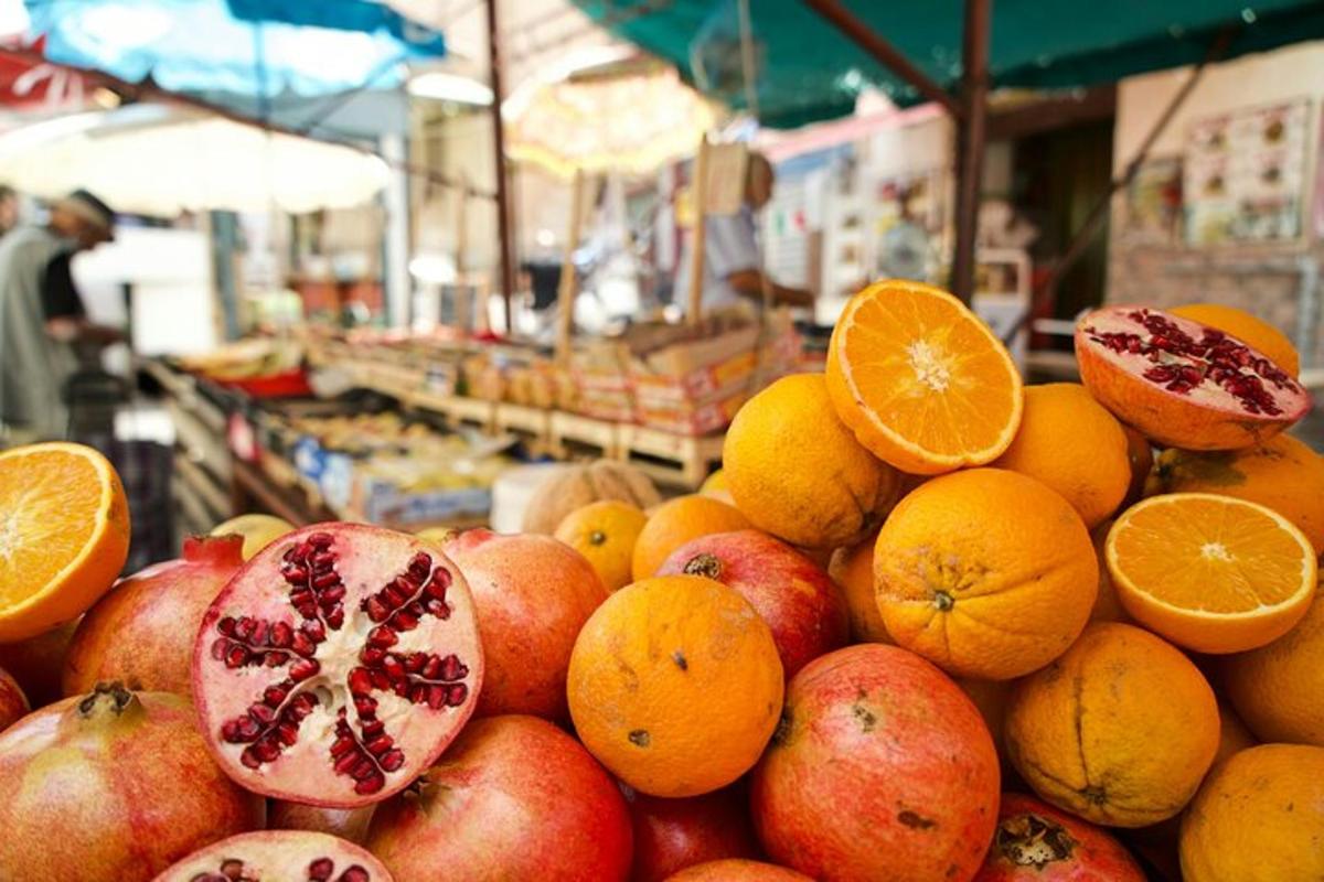 un mucchio di frutta esposta in un mercato