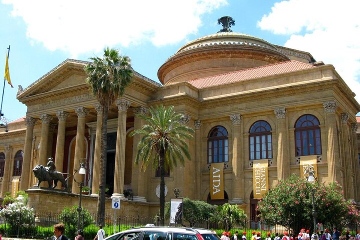 un grande edificio con una statua di fronte