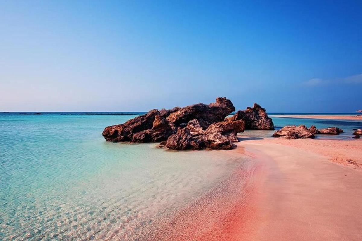 плажа са неколико стена у води