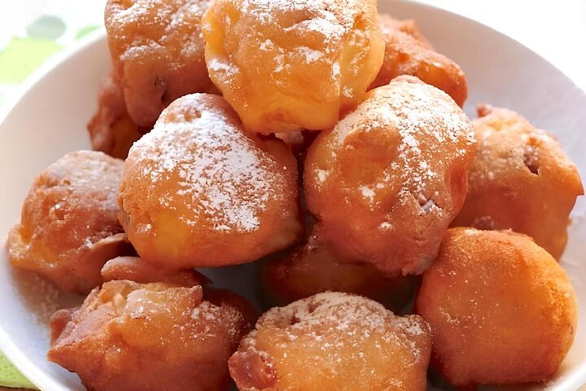 mangkuk putih berisi donat bersalut gula