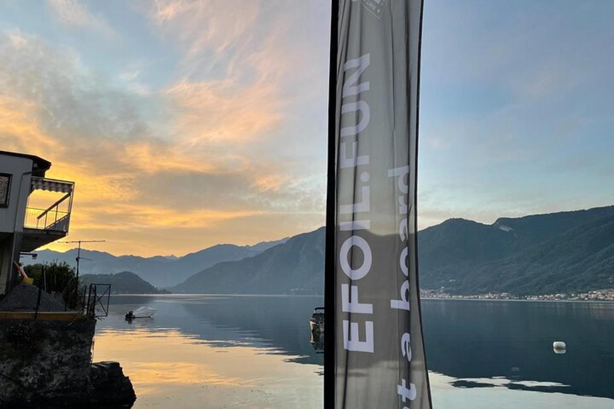 una vista di un lago con una barca in acqua