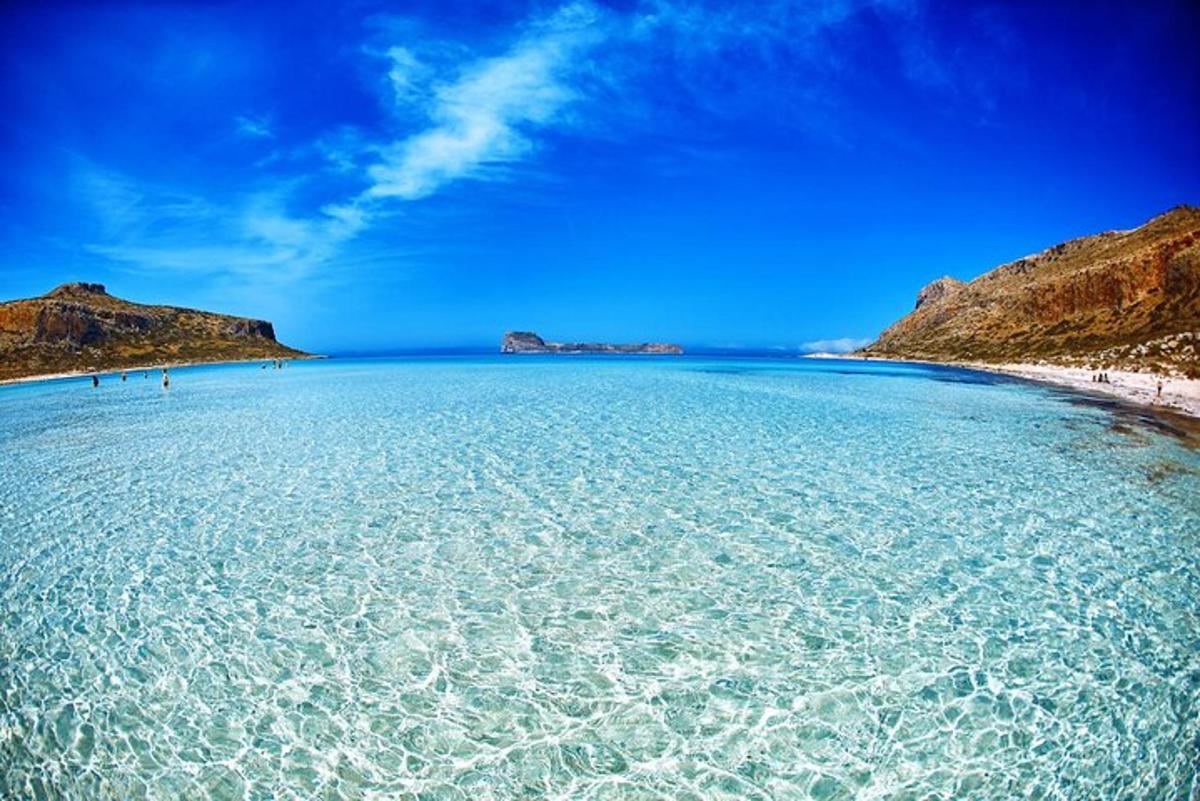 badan air yang besar di sebelah pantai