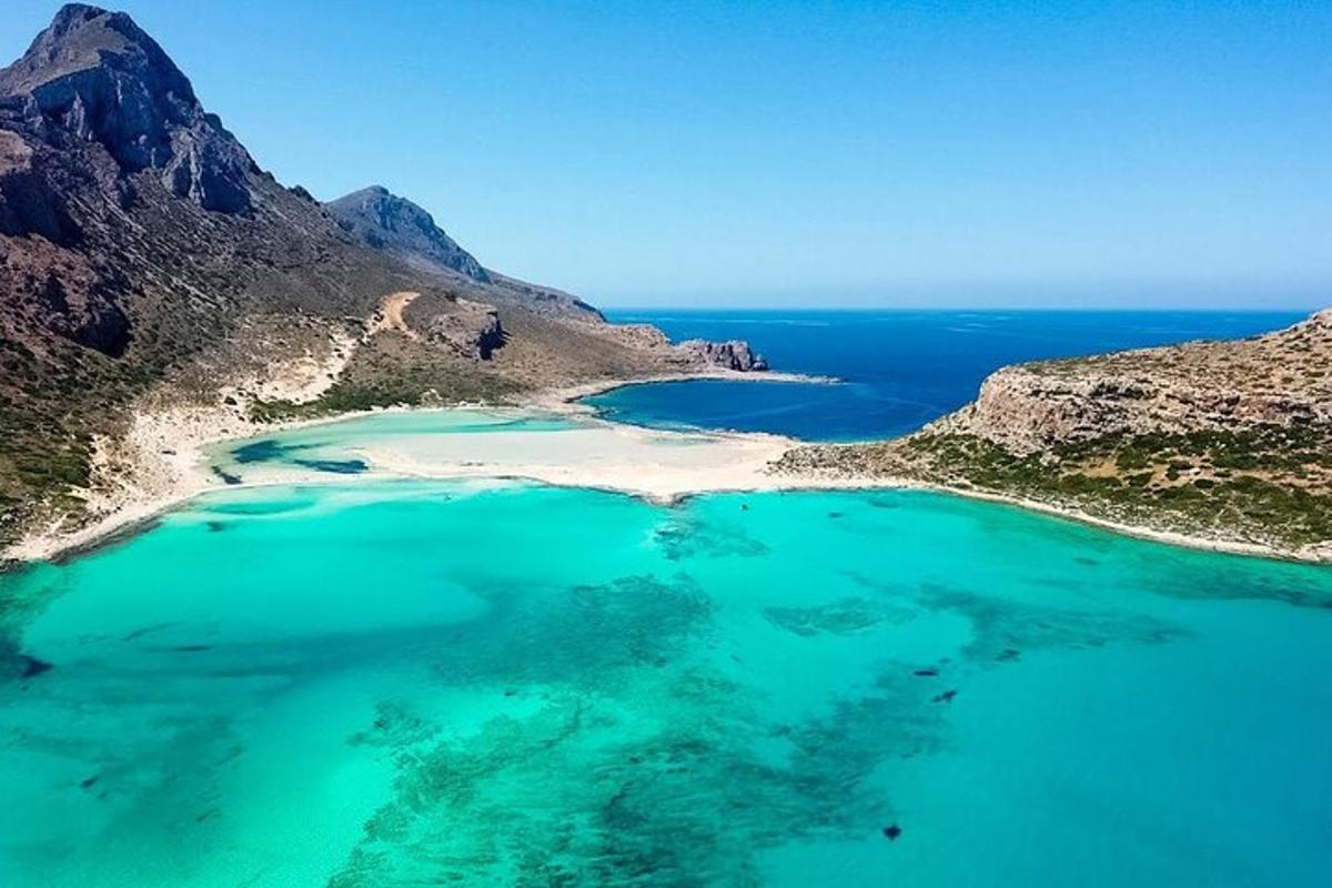 pemandangan udara pantai dengan air biru