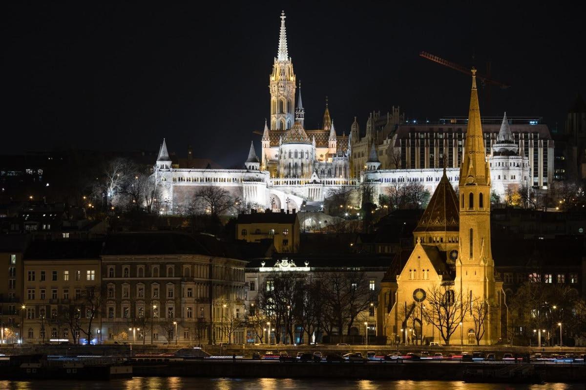 una vista d'una ciutat de nit amb un edifici