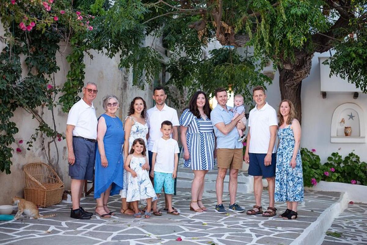 Μια μεγάλη οικογένεια ποζάρει για μια φωτογραφία σε μια βεράντα
