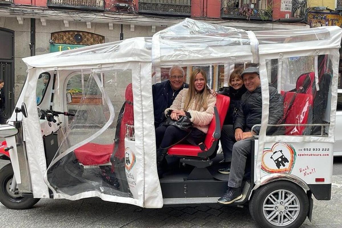 skupina ljudi, ki se vozijo v golfskem vozičku