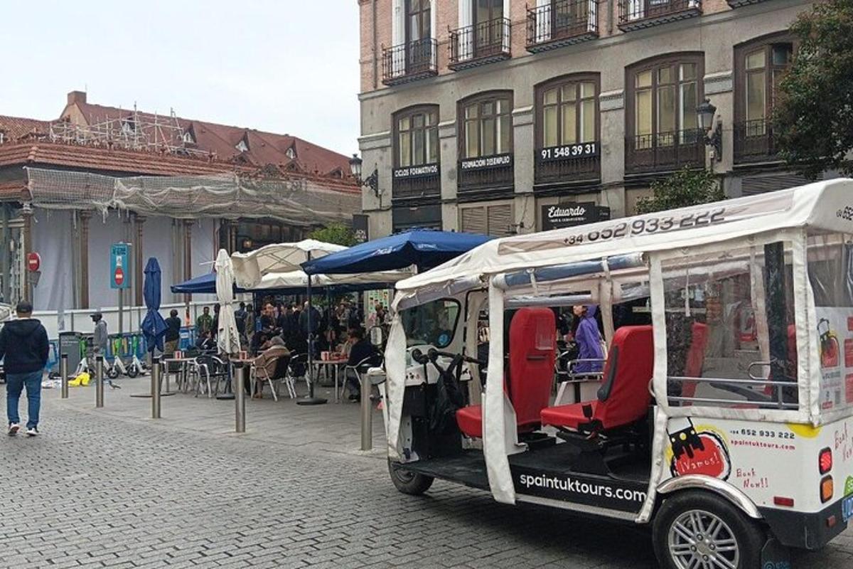un carret de menjar aparcat en un carrer d'una ciutat