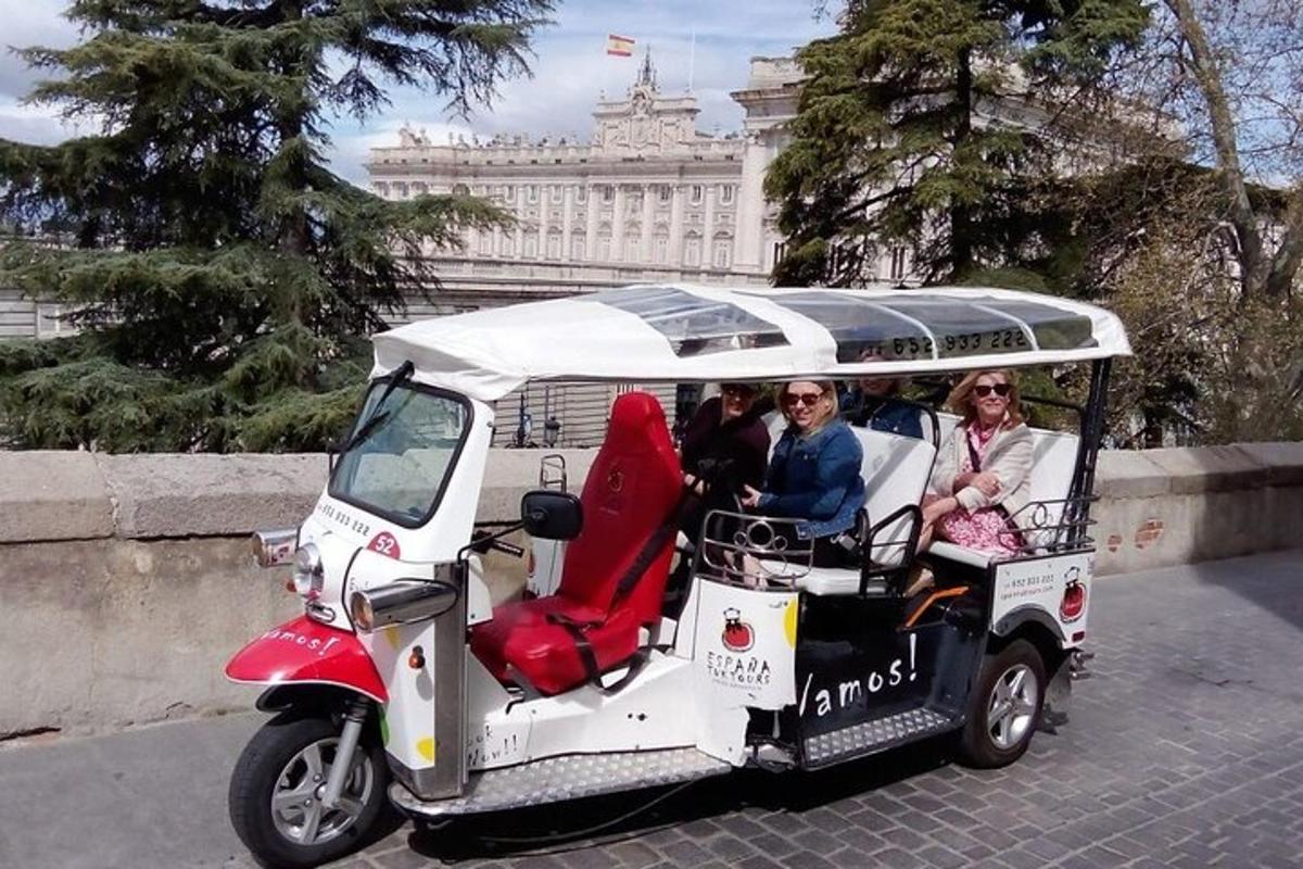 un grup de persones que viatgen en un carret de golf