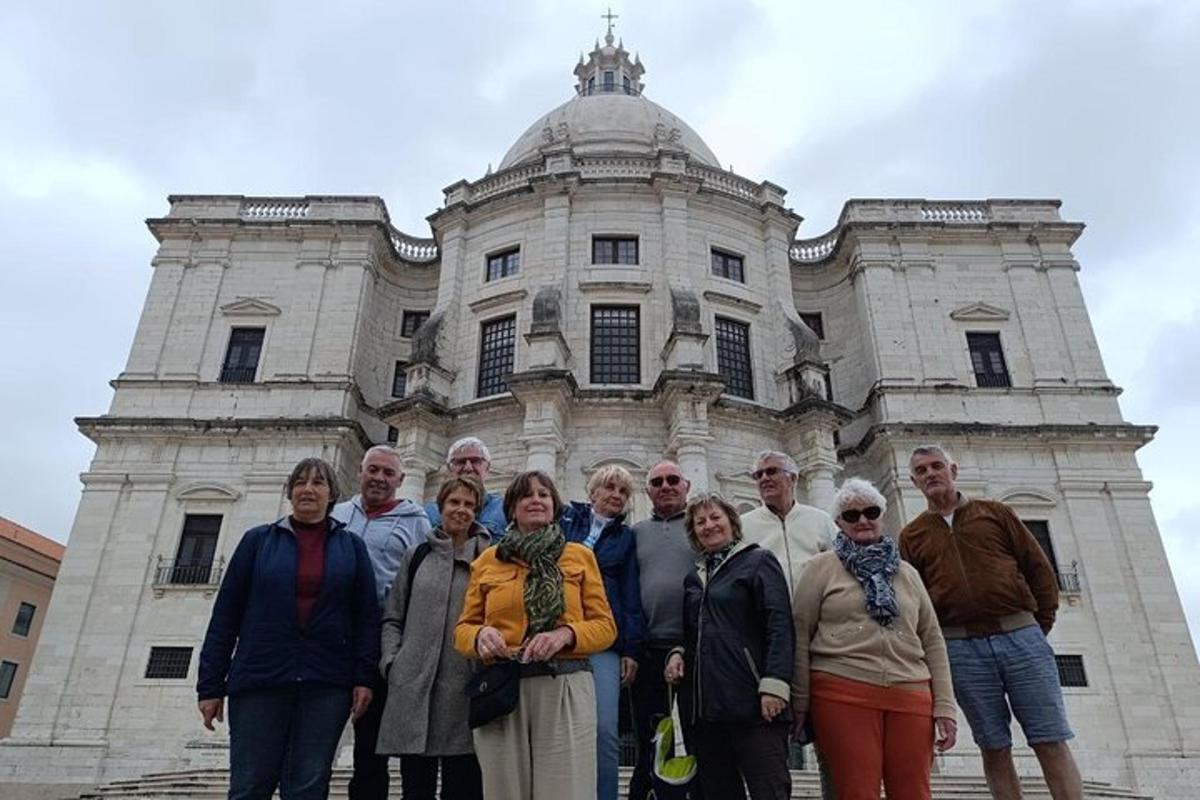 un grup de oameni care stau în fața unei clădiri