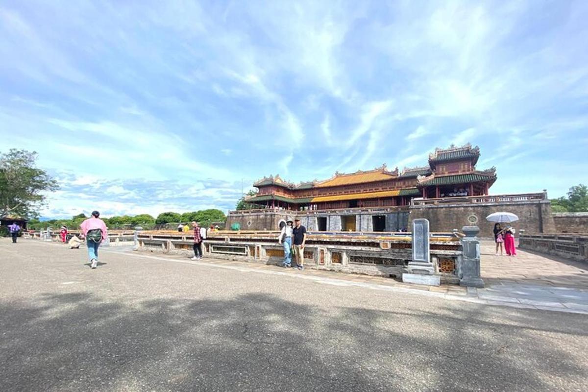 一群人在建筑物前行走