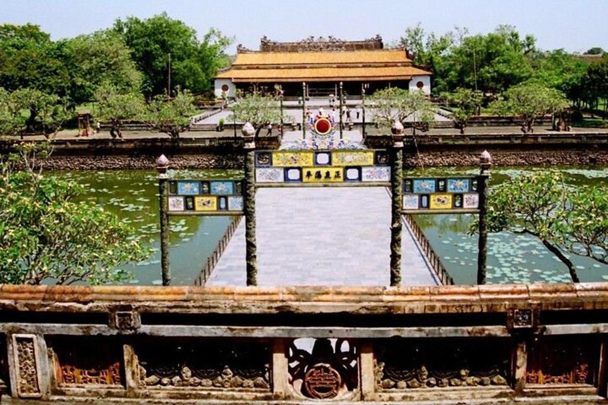 寺庙前有池塘的建筑