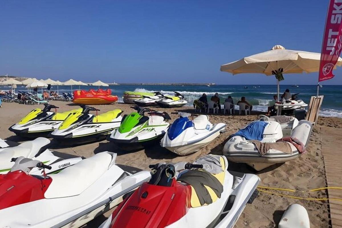 μια ομάδα από βάρκες είναι παραταγμένες στην παραλία