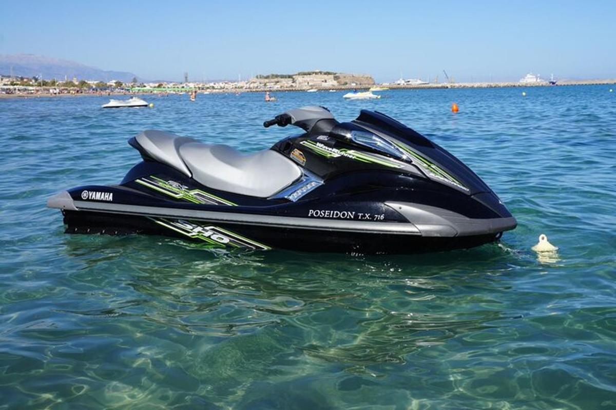 ένα τζετ σκι που κάθεται στο νερό