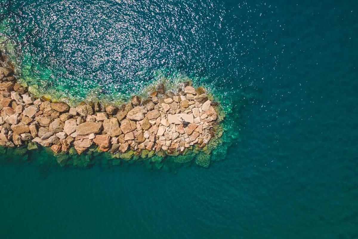 Αεροφωτογραφία ενός βραχώδους νησιού στο νερό