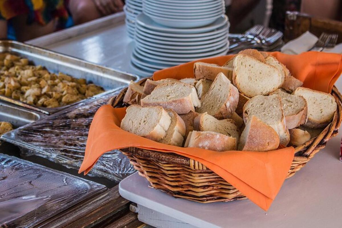 ένα καλάθι με ψωμί καθισμένο σε ένα τραπέζι