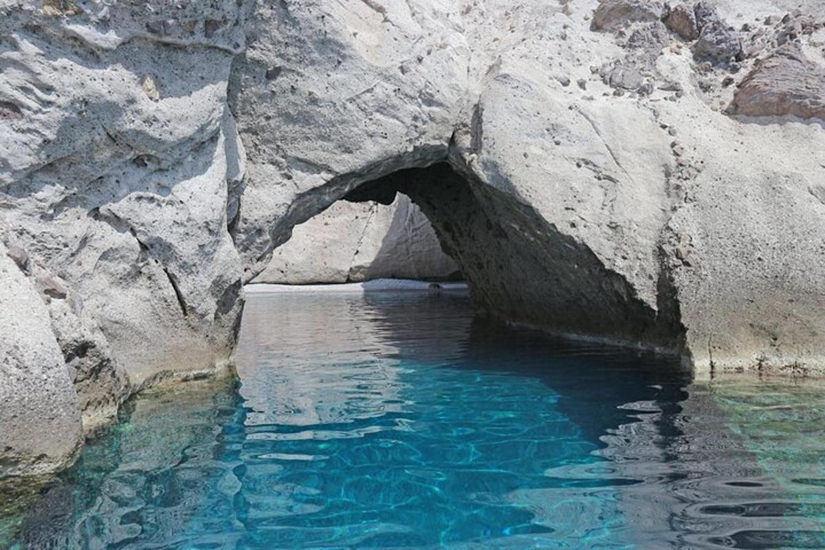 una cueva en la ladera de un acantilado rocoso
