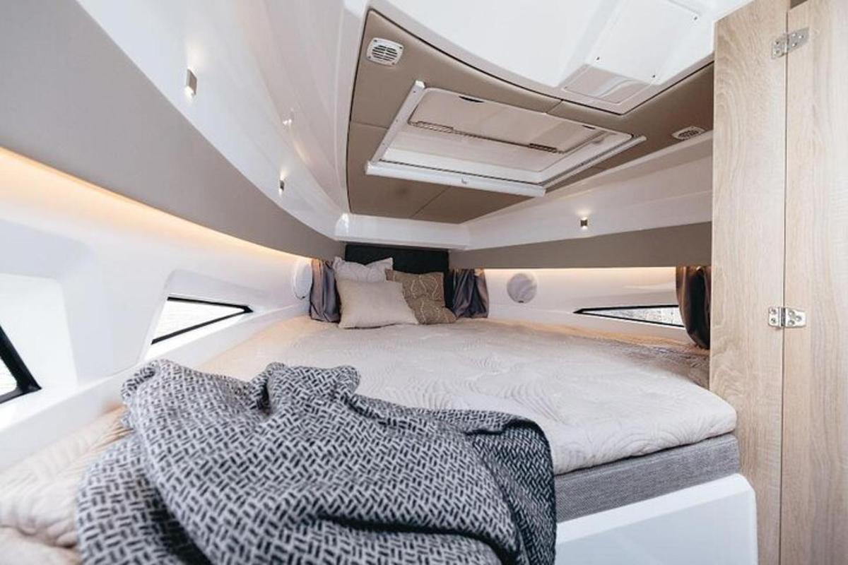 una cama grande en el medio de una habitación