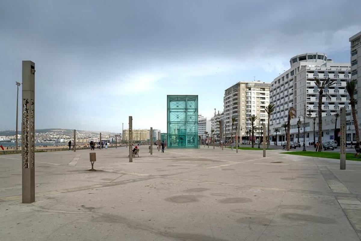 una piazza cittadina con una torre dell'orologio al centro