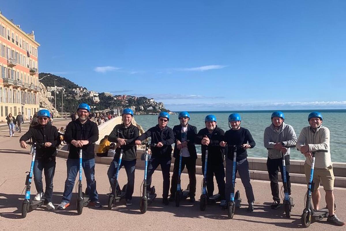 skupina ljudi na skuterjih na plaži