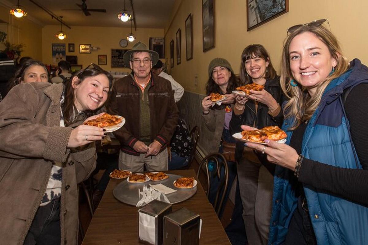 Un grupo de personas sosteniendo platos de pizza