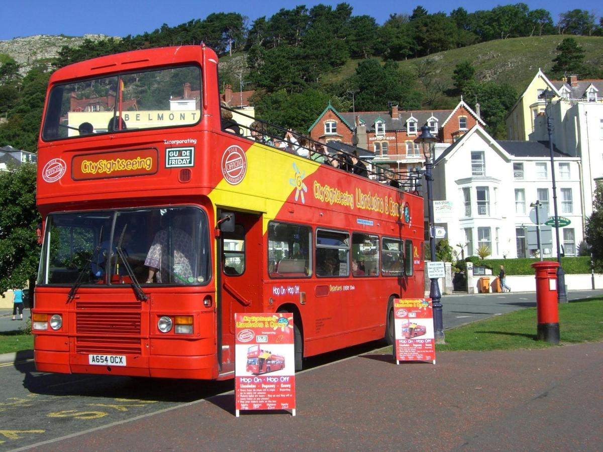 bus tingkat merah terparkir di tempat parkir