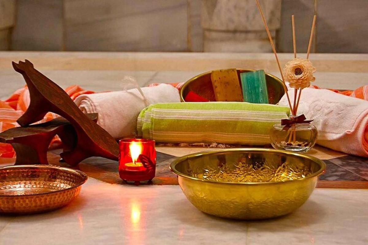 meja dengan kasut dan mangkuk dan lilin