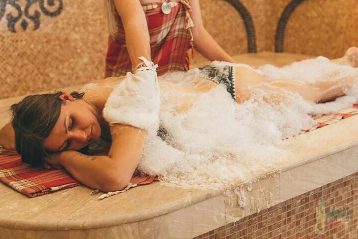 une jeune fille est allongée dans une baignoire