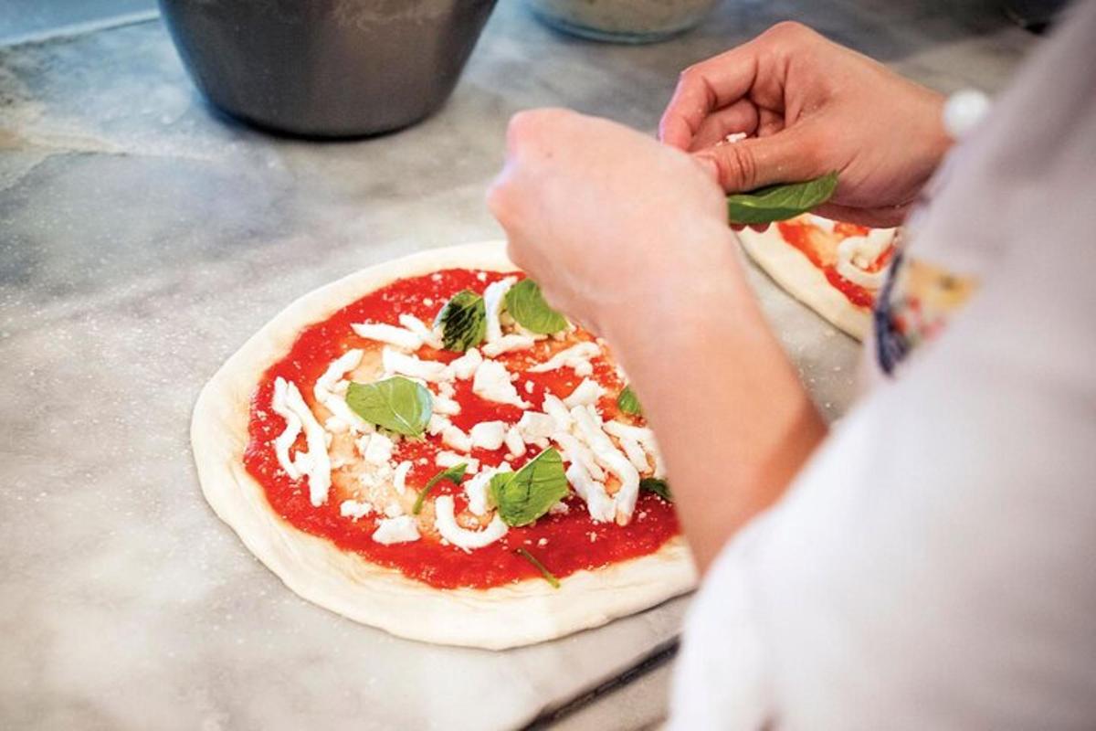 Egy személy pizzát készít a pulton