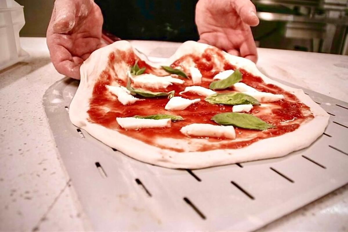 egy személy pizzát tart az asztalon