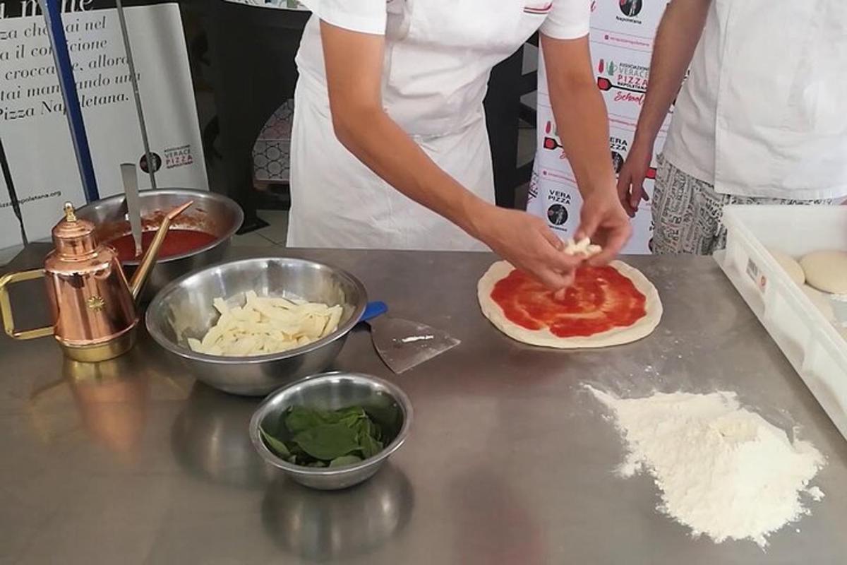egy nő pizzát készít a konyhapulton