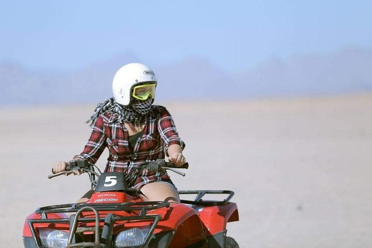 uma pessoa andando de moto de terra com capacete