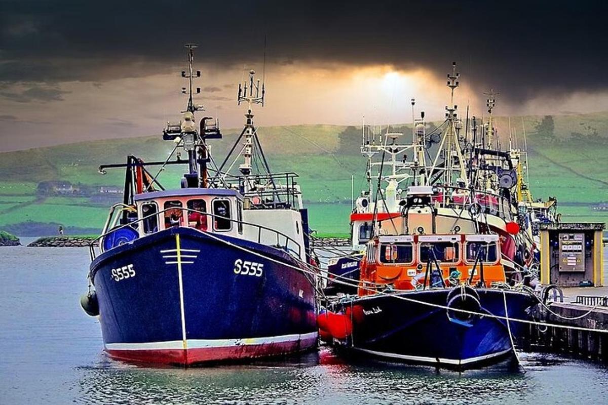 três barcos estão atracados em um cais na água